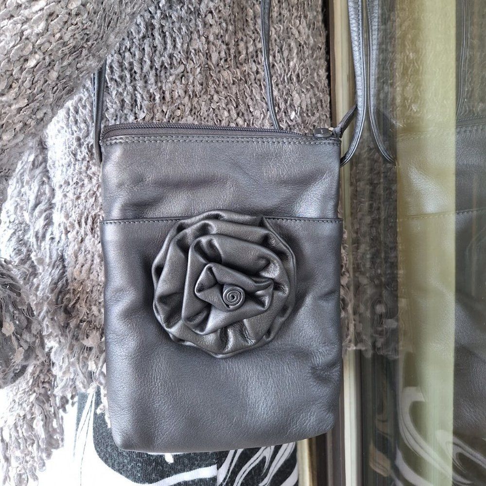 iLi NEW YORK - GENUINE SMOOTH LEATHER CROSSBODY - NEW WITHOUT TAG
